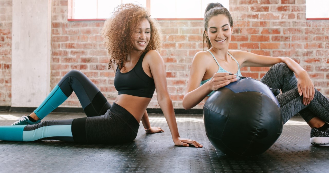 Amigos praticando crossfit juntos com barra